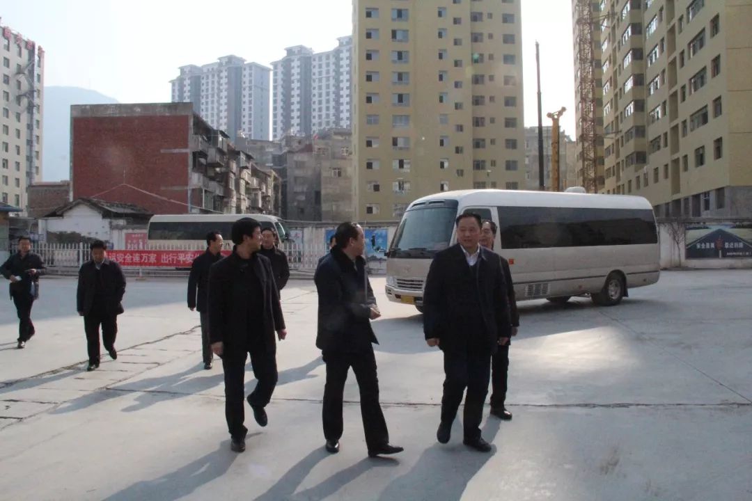 隴南市委常委、常務(wù)副市長張慶宏、副市長徐世林、市人大副主任陳榮等一行深入隴運集團公司武都汽車站開展春節(jié)前走訪慰問活動