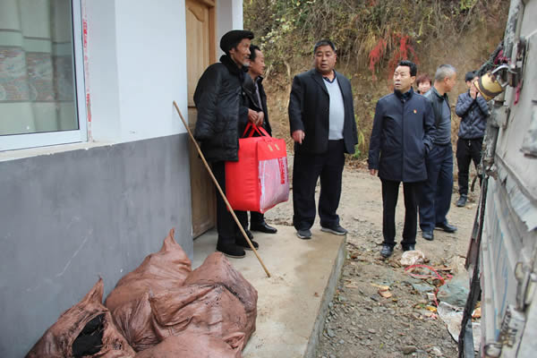 隴運(yùn)集團(tuán)公司開展“解難題、辦實(shí)事、送溫暖”主題黨日活動