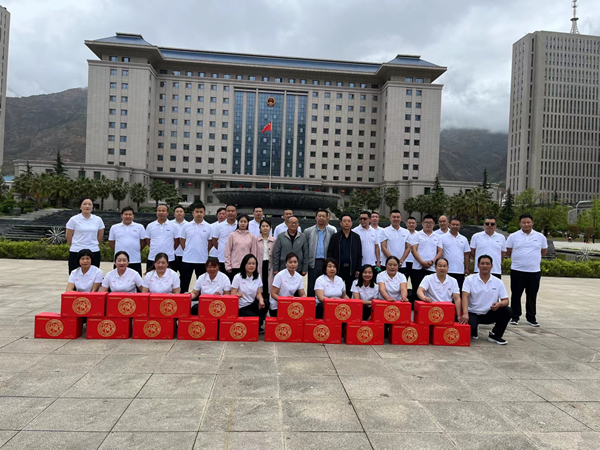 中國夢·勞動(dòng)美--凝心聚魂跟黨走 團(tuán)結(jié)奮斗新征程 隴運(yùn)集團(tuán)公司參加隴南市慶“五一”市直單位職工拔河比賽